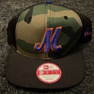 NY Mets SnapBack hat.